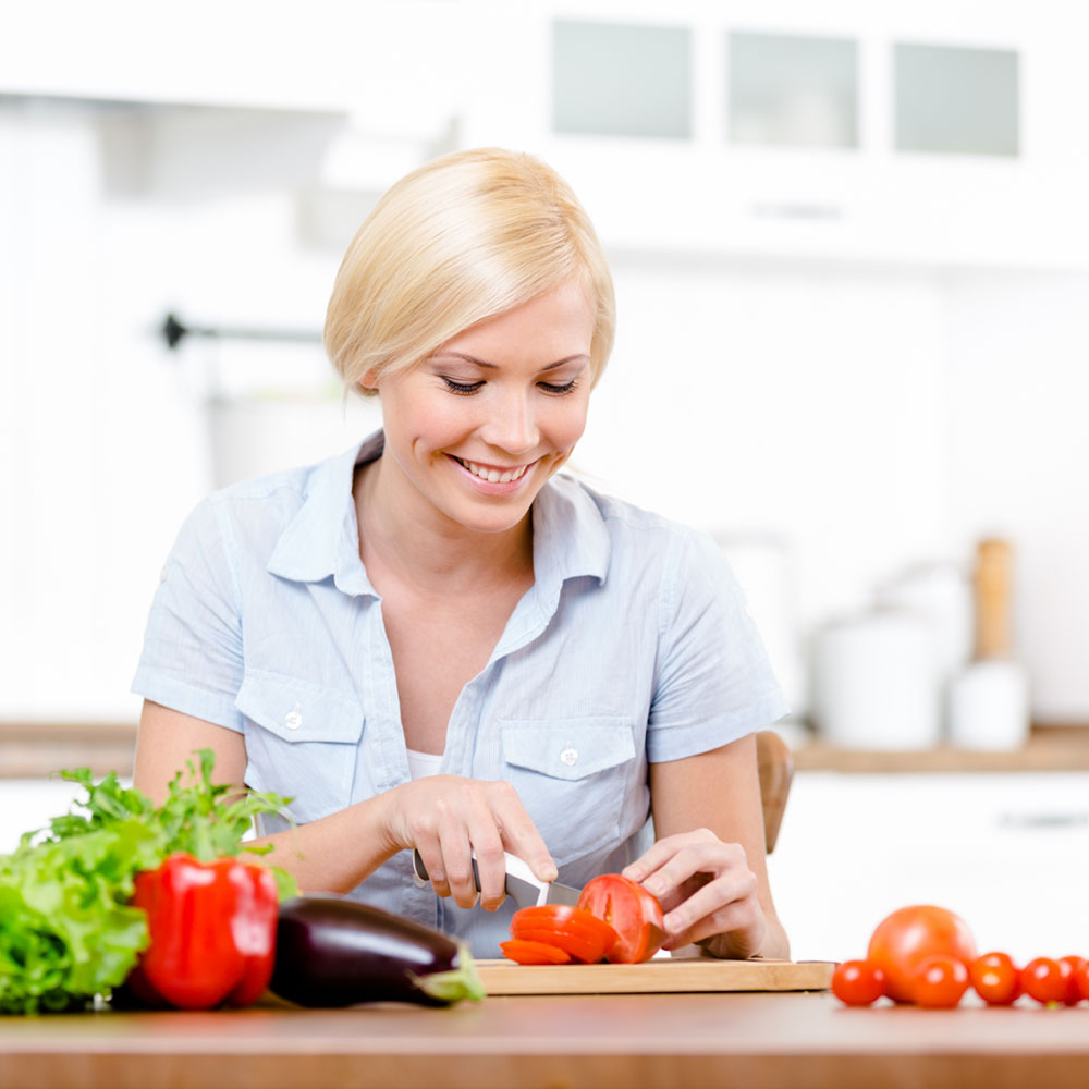Frau bei der Zubereitung eines Salates Gesunde Ernährung senkt das Risiko an Diabetes Typ 2 zu erkranken