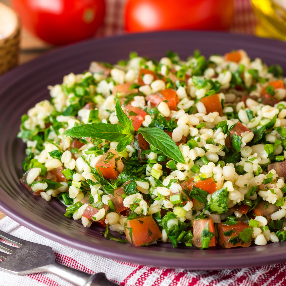 Bunter Gersten-Salat mit Lachs