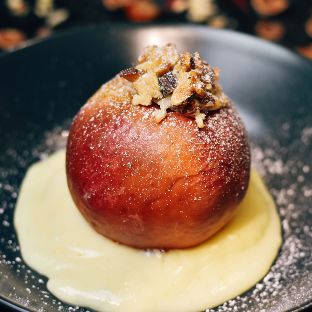 Haselnuss-Bratapfel mit heißer Vanillesoße Haselnuss-Bratapfel mit heißer Vanillesoße