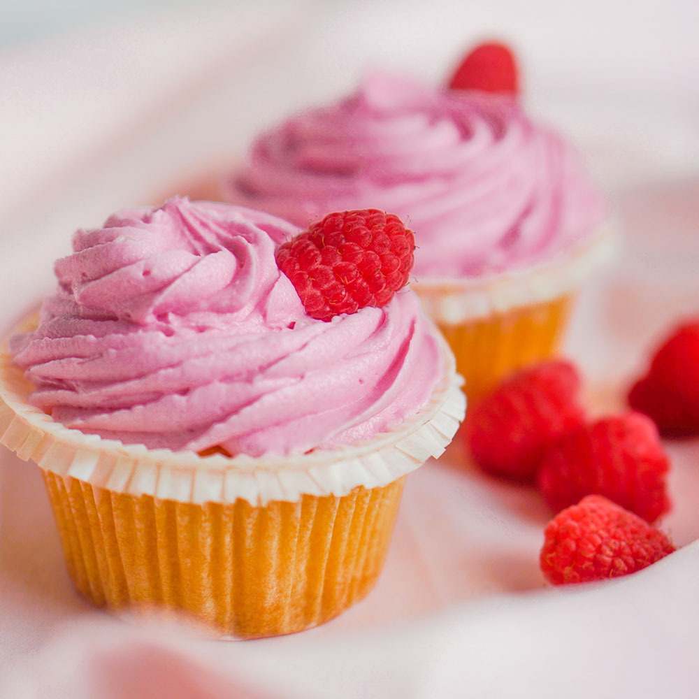 Himbeer-Cupcakes mit rosa Topping Himbeer-Cupcakes mit rosa Topping